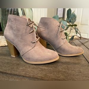 Maurices Daphne Light Grey Ankle Booties Sz 6